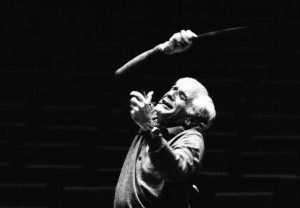 Leonard Bernstein dirigiert die Berliner Philharmoniker in XXX, 19XX